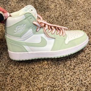 Seafoam Jordans size 8 in woman’s! I don’t think anything is wrong just to big.